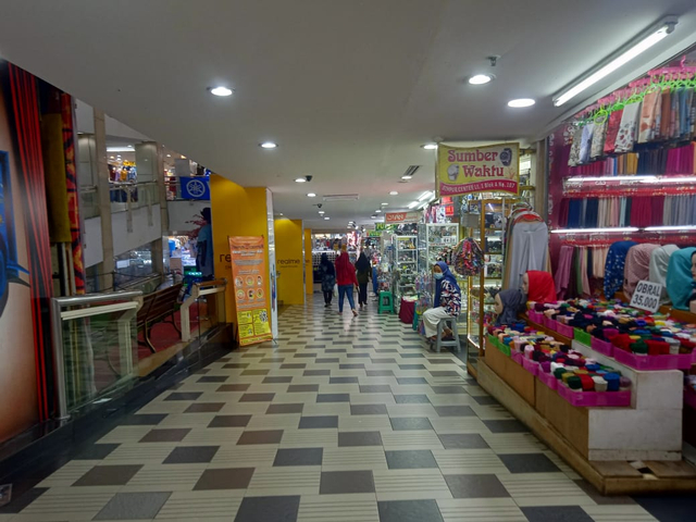 Hari Pertama Buka Saat PPKM Level 4, Mal di Bandar Lampung Masih Sepi Pengunjung (3)