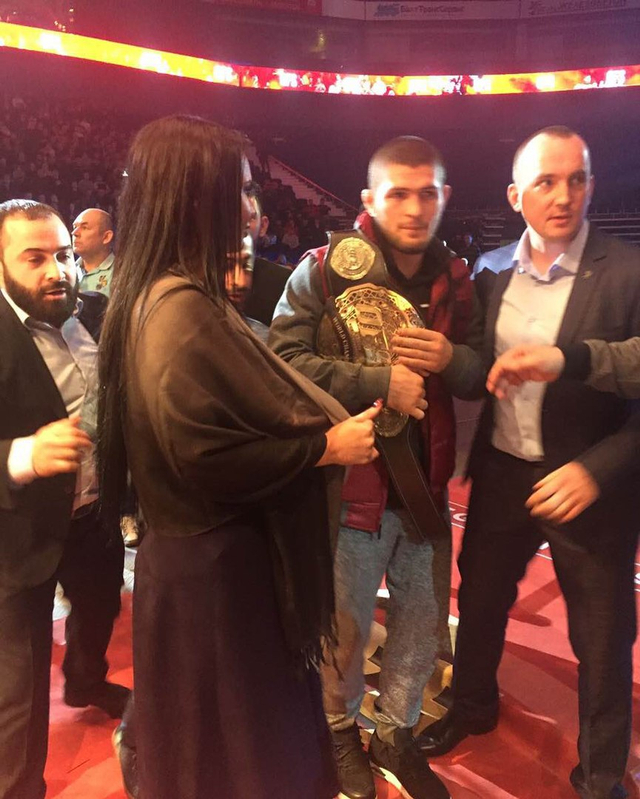 Kisah Gadis Ring MMA Tutup Aurat saat Bertemu Khabib Nurmagomedov (50287)