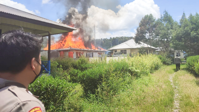 Lima rumah ASN di Yalimo dibakar orang tak dikenal. (Dok Humas Polda Papua) 
