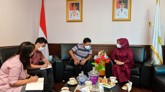 Konjen Singapura di Batam, Mark Low berbincang dengan Wakil Gubernur Kepri, Marlin Agustina, Foto: Istimewa.