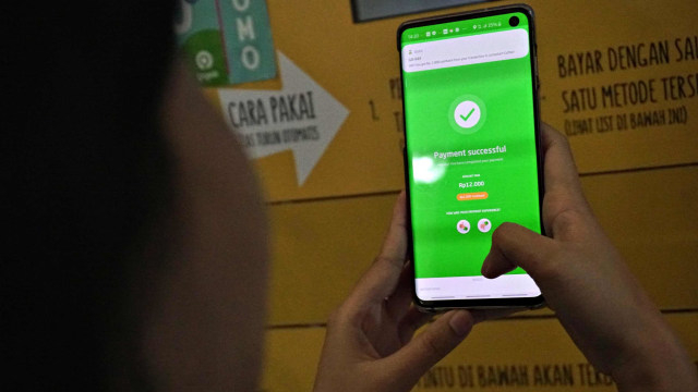 Ilustrasi transaksi menggunakan aplikasi uang digital GoPay. Foto: Jamal Ramadhan/kumparan