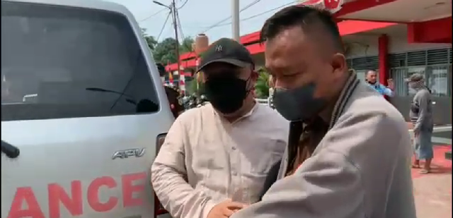 Ahmad Nasuhi (topi hitam masker) saat akan menaiki ambulans untuk melakukan pemeriksaan kesehatan. (foto: dok istimewa)