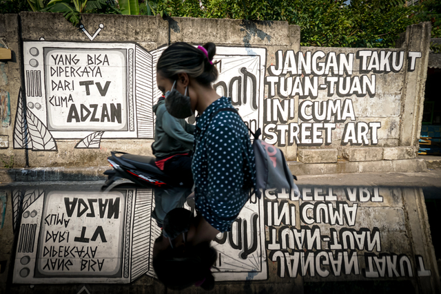 Mural bertema kritik kebijakan pemerintah terlihat di kawasan Kebon Kacang, Jakarta Pusat, Rabu (25/8). Foto: Iqbal Firdaus/kumparan