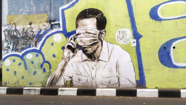 Sebuah mural mirip Presiden Joko Widodo dengan tinggi sekitar 2 meter dan lebar 2,5 meter menghiasai badan konstruksi Flyover Pasupati Kota Bandung. Foto: Rachmadi Rasyad/kumparan