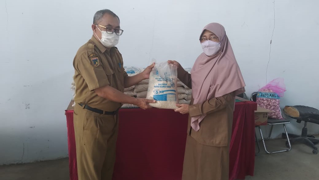 Dinas Ketahanan Pangan Parigi Moutong Bantu 2,5 Ton Beras Warga Isoman (35542)