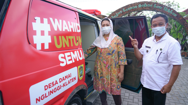 Direktur Wahid Foundation, Yenny Wahid  memberikan bantuan berupa mobil ambulans kepada Pokja Desa Damai Nglinggi, Klaten. (FOTO: Wahid Foundation)
