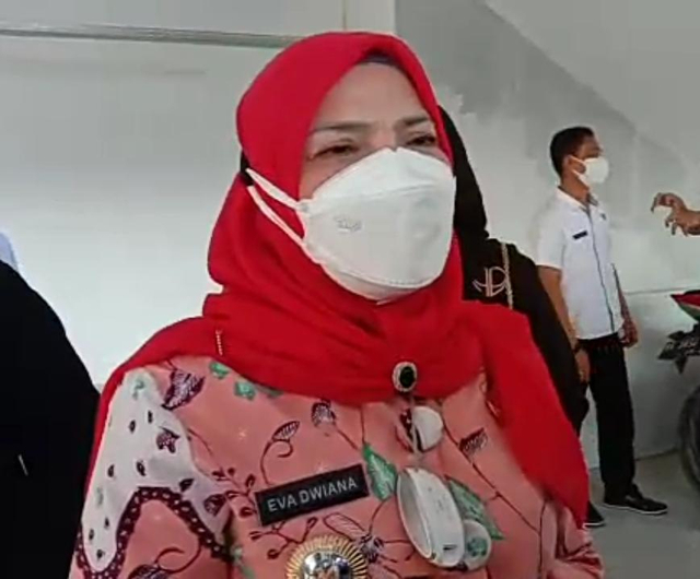 Wali Kota Bandar Lampung Eva Dwiana saat diwawancarai awak media, Rabu (25/8) | Foto : Ist