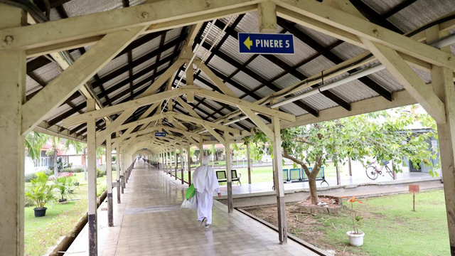 Koridor di kompleks lama RSUDZA Banda Aceh untuk menuju Pinere 5 yang berkapasitas 23 tempat tidur (bed) untuk perawatan pasien corona, Selasa (24/8). Foto: Suparta/acehkini