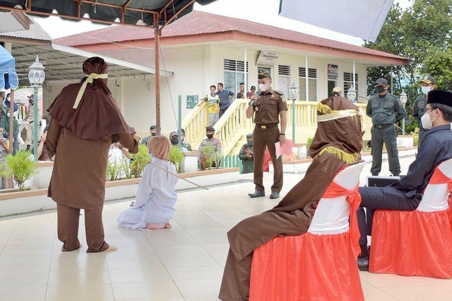 Pelaksanaan hukuman cambuk di halaman Masjid Agung Babussalam, Kota Sabang, Aceh, Rabu (25/8). Foto: Instagram/@humas_kotasabang