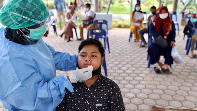 Suasana tes swab corona di Pinere RSUDZA Banda Aceh, Selasa (24/8). Foto: Suparta/acehkini