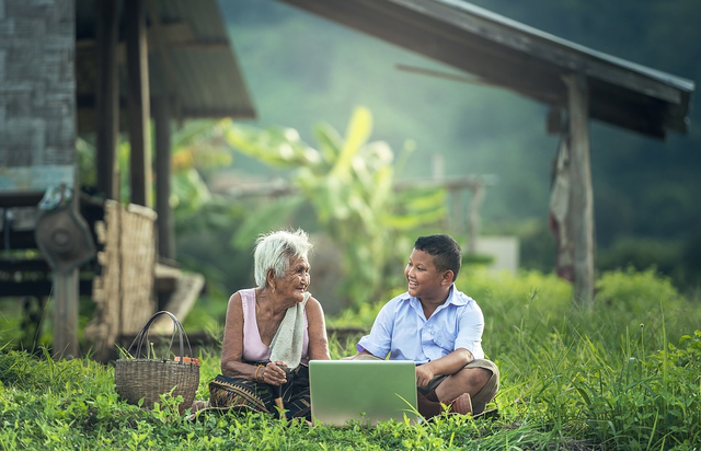 Ilustrasi interaksi antarindividu yang terjadi di sebuah desa. Foto: Pixabay