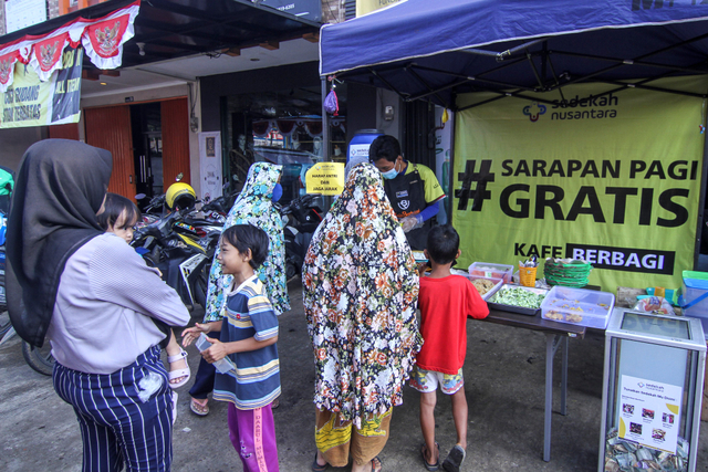Warga mengantre untuk mendapatkan sarapan pagi gratis di Lembaga Sedekah Nusantara, Sawangan, Depok, Jawa Barat, Kamis (26/8/2021). Foto: Asprilla Dwi Adha/Antara Foto