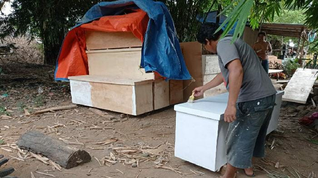 Muhammadiyah Disaster Manajemen Center (MDMC) Gowa memproduksi peti jenazah khusus jenazah pasien COVID-19 muslim. Foto: Dok. Muhammadiyah