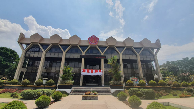 Gedung Kantor Wali Kota Magelang dipasang logo atau lambang TNI. Foto: istimewa