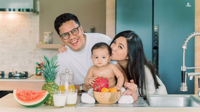 Keluarga Tiara Pangestika dan Arief Muhammad. Foto: Instagram/@tiarapangestika
