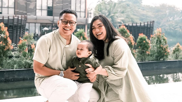 Keluarga Tiara Pangestika dan Arief Muhammad. Foto: Instagram/@tiarapangestika