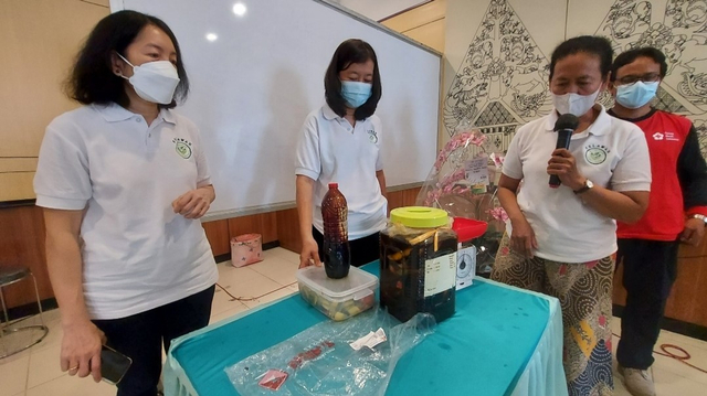Komunitas Exo Enzym Solo Raya memberikan pelatihan pembuatan disinfektan dari limbah dapur. (FOTO: Fernando Fitusia)