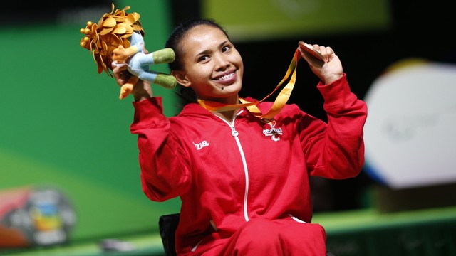 Ni Nengah Widiasih (INA) dari Indonesia meraih medali perunggu setelah kompetisi Paralimpiade Powerlifting putri. Foto: REUTERS/Ueslei Marcelino