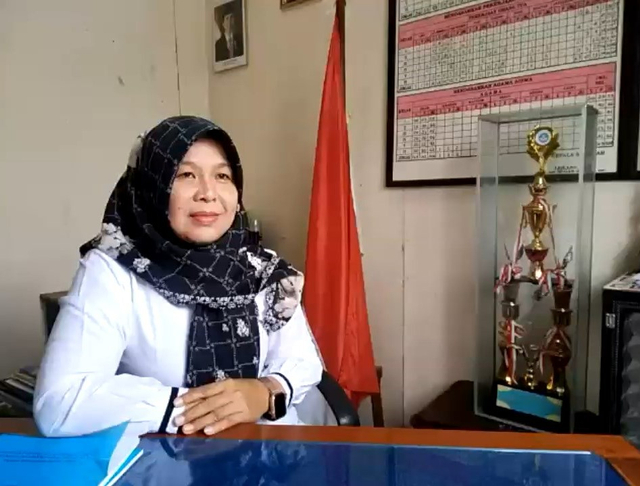 Ibu Nuraini ketika menjelaskan pentingnya data sekolah untuk kemajuan selama pandemi