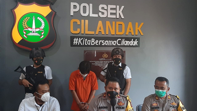 Kapolsek Cilandak Kompol M Agung Permana (depan, tengah) saat konferensi pers kasus narkoba. Foto: Dok. Istimewa