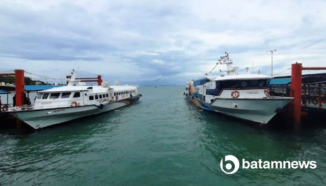Dua kapal bersandar di Pelabuhan Sri Bintan Pura, Tanjungpinang. (Foto: Sutana/batamnews)