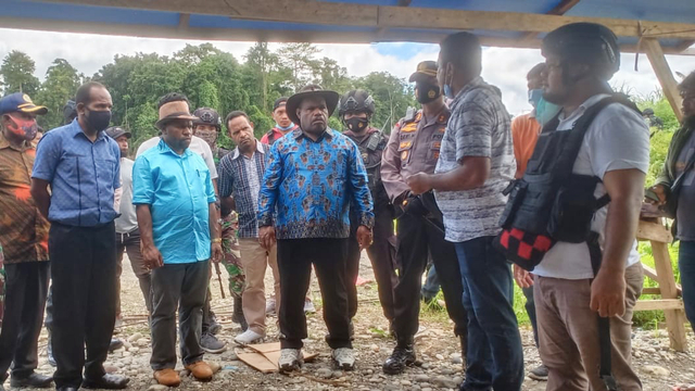 Bupati Yahukimo, Didimus Yahuli (batik biru topi hitam) saat melihat lokasi pembunuhan 2 TNI di Dekai beberapa waktu lalu. (Dok istimewa) 