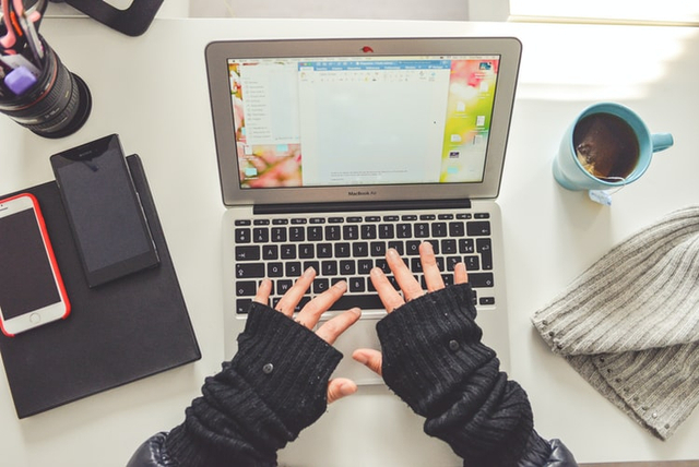 Ilustrasi mengerjakan Microsoft Word dengan ukuran kertas folio (Foto: Unsplash)