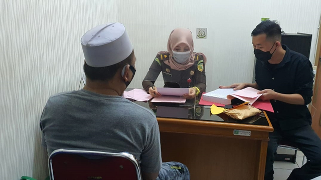 Tersangka penyebaran hoaks babi ngepet Ustaz Adam Ibrahim diserahkan ke Kejaksaan Negeri Kota Depok, Kamis (26/8). Foto: Dok. Istimewa