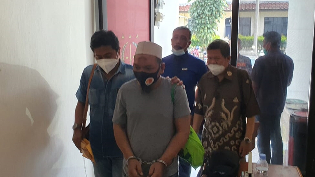 Tersangka penyebaran hoaks babi ngepet Ustaz Adam Ibrahim diserahkan ke Kejaksaan Negeri Kota Depok, Kamis (26/8). Foto: Dok. Istimewa
