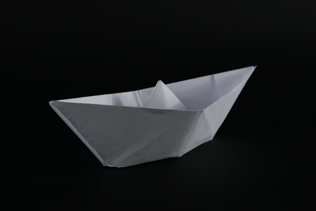 Ilustrasi dasar perahu kertas yang berbentuk trapesium. Sumber: Unsplash
