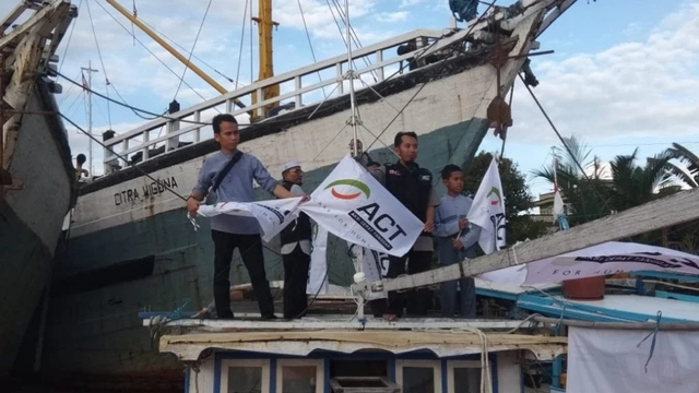 Anggota MRI Tanah Bumbu Anjar Sufangat terombang-ambing di tengah laut selama 18 jam dalam misi pengiriman bantuan kemanusiaan korban longsor di Pulau Matasiri, Kabupaten Kotabaru.