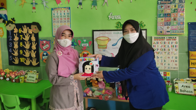 Tim PKM Kewirausahaan Universitas Negeri Malang (UM) yang didanai Kemendikbud 2020 memberikan solusi bagi para guru dan orang tua dalam memberikan pendidikan seks kepada anak sejak dini berupa media pembelajaran Busy Book.