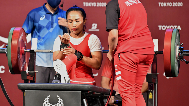 Atlet powerlifting Indonesia Ni Nengah Widiasih (tengah) usai bertanding dalam nomor powerlifting putri 41 kg Paralimpiade Tokyo 2020 di Tokyo International Forum, Jepang, Kamis (26/8/2021). Foto: NPC Indonesia/HO ANTARA FOTO