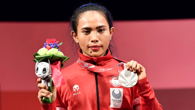 Atlet powerlifting Indonesia Ni Nengah Widiasih menunjukkan medali perak yang diraihnya di Paralimpiade Tokyo 2020 di Tokyo International Forum, Jepang, Kamis (26/8/2021). Foto: NPC Indonesia/HO ANTARA FOTO