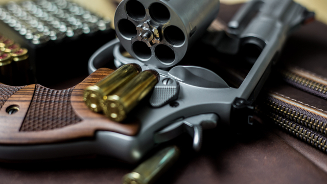Ilustrasi pistol revolver. Foto: Shutter Stock