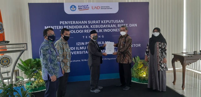 Penyerahan SK Mendikbud Ristek RI tentang izin pembukaan S3 Farmasi Universitas Ahmad Dalan (UAD) Yogyakarta. Foto: Len/Tugu Jogja