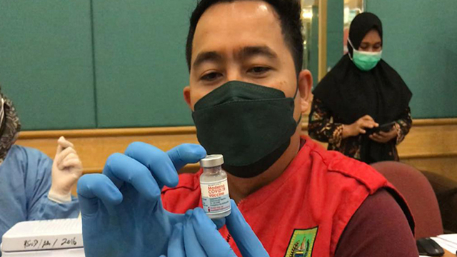 SEORANG vaksinator saat memperlihatkan vaksin Moderna. (FOTO: SELASARRIAU/RAMADHI DWI)
