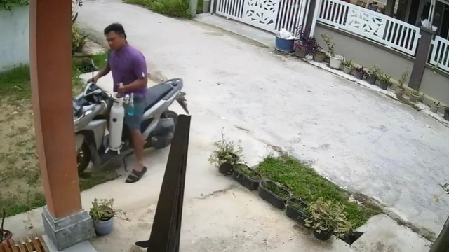 AKSI pencurian tabung oksigen oleh seorang laki-laki menggunakan sepeda motor terekam kamera pengawas CCTV di Pekanbaru. 