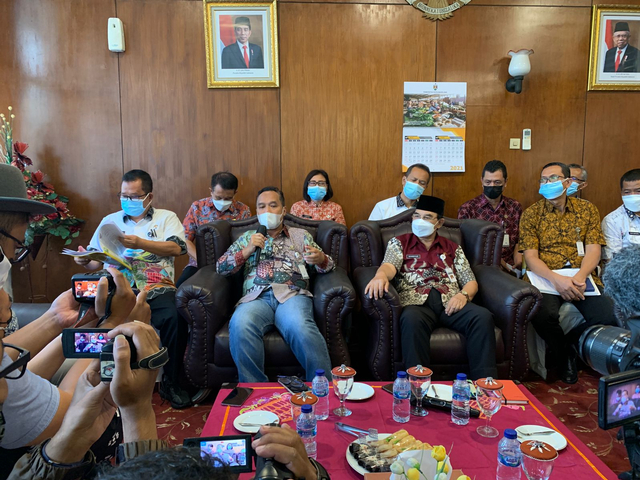 Wali Kota Magelang, HM Nur Aziz saat melakukan jumpa pers dengan awak media, Kamis (26/8/2021). Foto: ari/Tugu Jogja