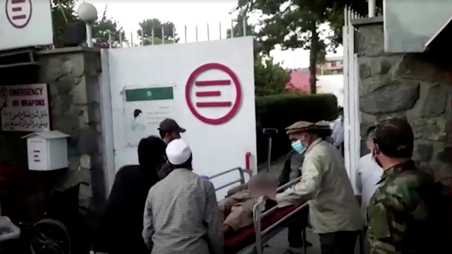 Petugas mengevakuasi korban terluka ledakan di dekat bandara Kabul, di Kabul, Afghanistan.
 Foto: 1TV/via REUTERS