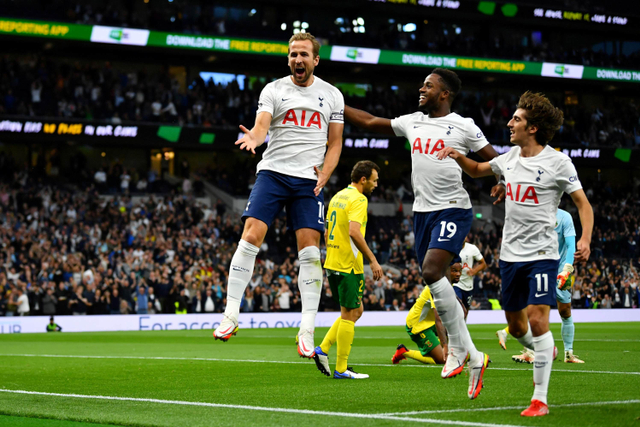 Selebrasi pemain Tottenham Hotspur usai mencetak gol ke gawang Pacos de Ferreira pada pertandingan Play Off Leg Kedua Liga Konferensi Eropa di Stadion Tottenham Hotspur, London, Inggris. Foto: Matthew Childs/REUTERS