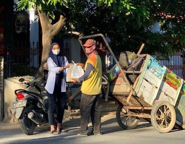 Mahasiswa KKN Propepsa sedang membagikan paket sembako untuk petugas kebersihan di Sumenep.