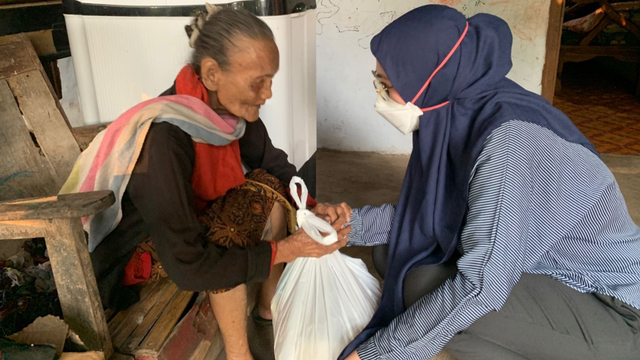 Mahasiswa KKN Propepsa sedang membagikan paket sembako untuk lansia di Madiun.
