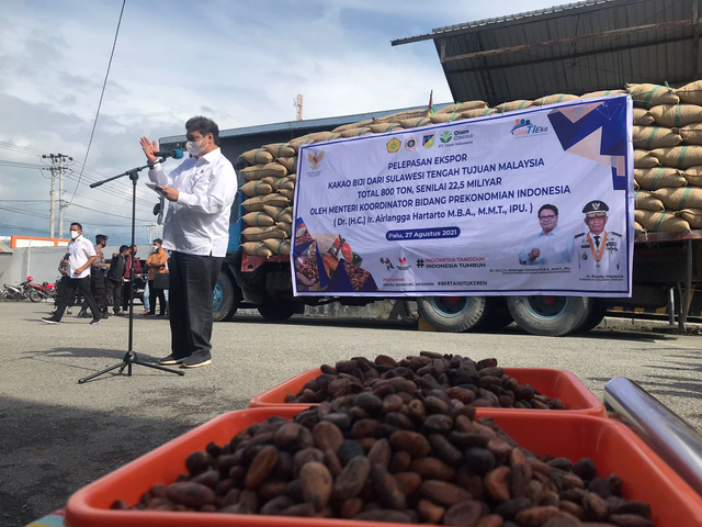 Menko Perekonomian, Airlangga Hartarto melepas ekspor kakao asal Sulawesi Tengah senilai Rp 22,5 miliar ke Malaysia. Foto: Kemenko Perekonomian