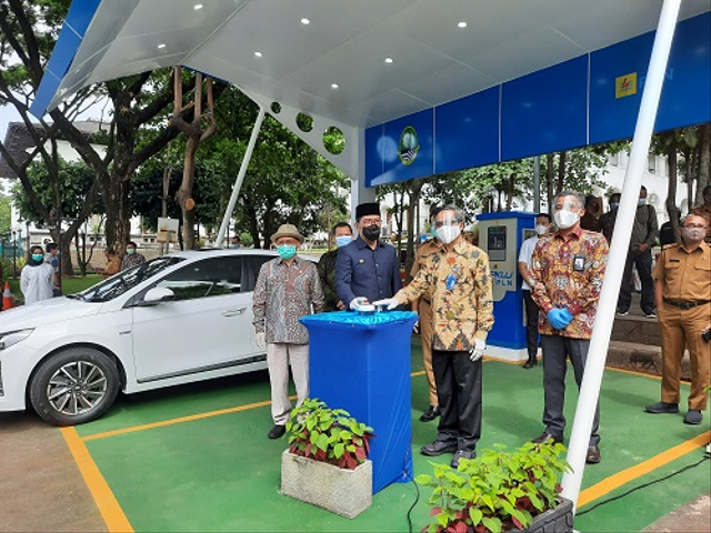 Peresmian Stasiun Pengisian Kendaraan Listrik Umum (SPKLU) di Gedung Sate oleh Gubernur Jawa Barat (Foto: Twitter @jabarprovgoid)