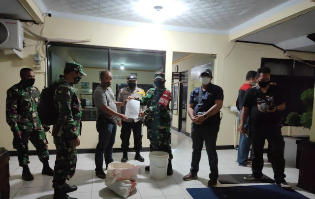 Petugas kepolisian menyerahkan temuan ratusan amunisi di Desa Pamulihan, Kecamatan Cipicung, Kabupaten Kuningan, kepada pihak TNI. (Andri)