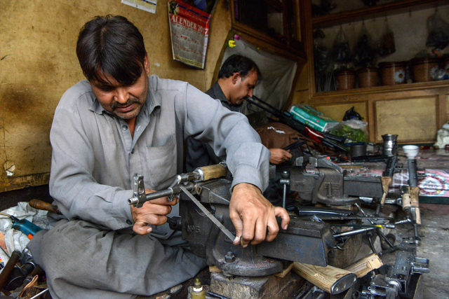 Di Afghanistan Peluru Seharga Roti dan Senjata Dijual Seperti Mainan (96853)