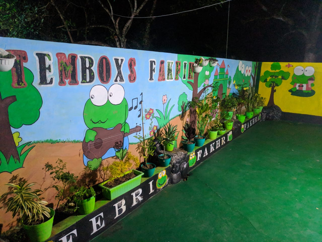 Tembok rumah yang dibuat dengan tema kartun Keroppi. Foto: Dok. Rizky