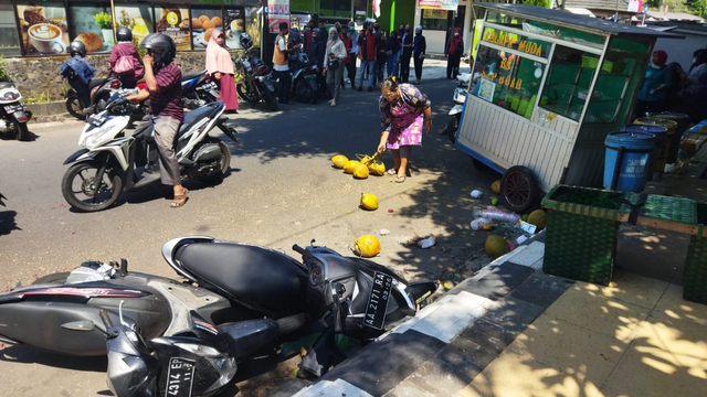 Dua sepeda motor dan gerobak penjual es buah yang ditabrak dua pengendara mobil di depan Laris Swalayan Temanggung, Kamis (26/8/2021). FOto: ari/Tugu Jogja