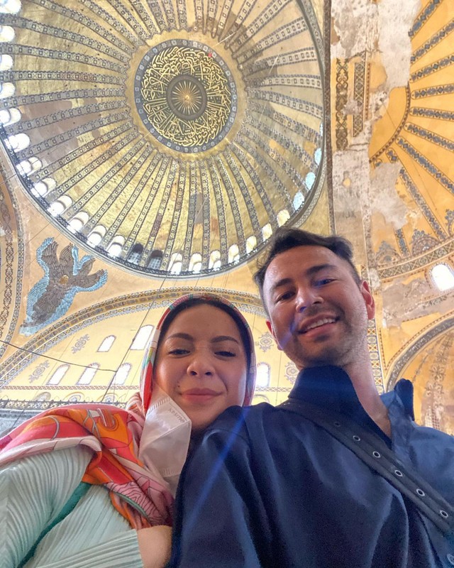 Raffi ahmad foto bersama Nagita Slavina di Hagia Sophia Mosque. Foto: Dok. raffinagita1717